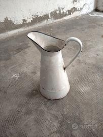 Brocca in metallo smaltato