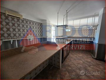 Locale commerciale di 100 mq con spazio esterno