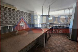 Locale commerciale di 100 mq con spazio esterno