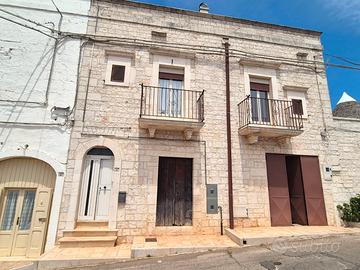 Abitazione in pietra con loc. deposito e giardino