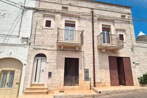 Abitazione in pietra con loc. deposito e giardino