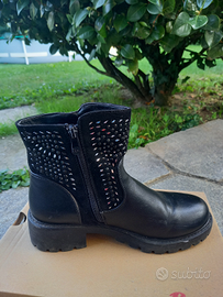 Stivaletti neri con borchie taglia 37