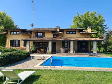 Villa di 350 m² con più di 5 locali e box auto dop