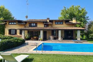 Villa di 350 m² con più di 5 locali e box auto dop