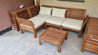 divano IKEA in legno da esterno con cuscini