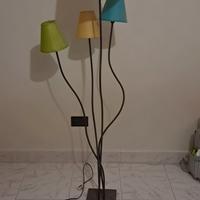 Piatana in metallo nero con 4 paralumi colorati