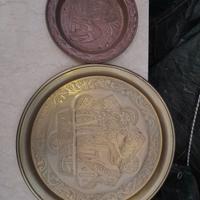 Piatti e pentola antichi in ottone