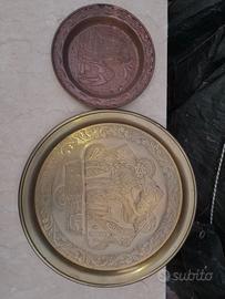 Piatti e pentola antichi in ottone