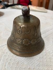 Campana in bronzo con battacchio
