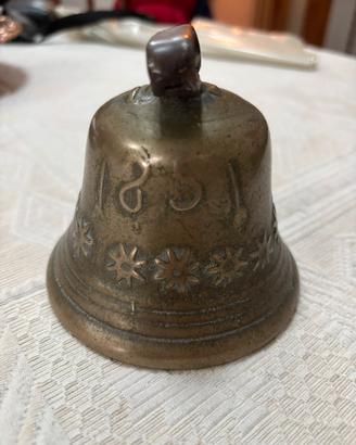 Campana in bronzo con battacchio