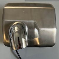 Asciugatore mani con sensore.