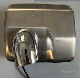 Asciugatore mani con sensore.