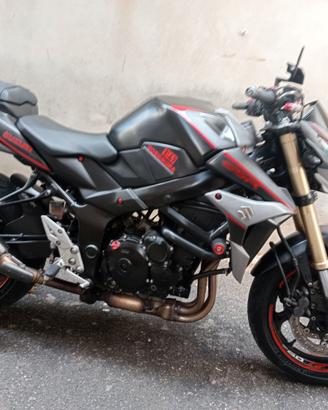 Suzuki gsr 750