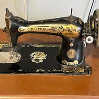 macchina da cucire  Singer provvista di mobile