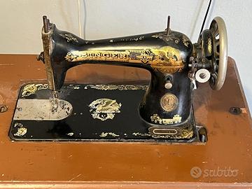 macchina da cucire  Singer provvista di mobile