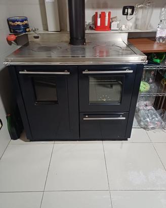 Cucina/stufa a legna moderna