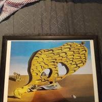 Due quadri con stampe di Salvador Dalì.