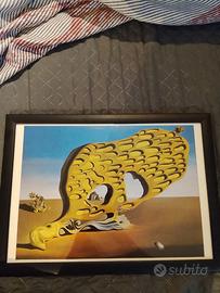 Due quadri con stampe di Salvador Dalì.