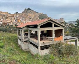 Nicosia: struttura 200mq con terreno e bosco