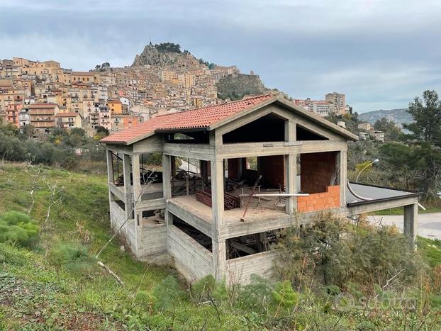 Nicosia: struttura 200mq con terreno e bosco