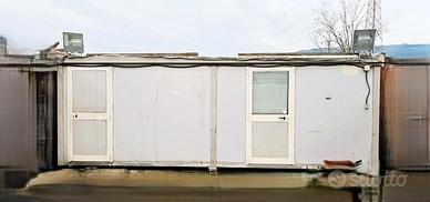 Rimessa coibentata con porte e finestre