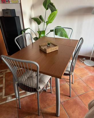 Tavolo da pranzo piu 4 sedie con cuscini