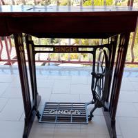 Mobile originale Singer vintage con struttura in g