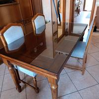 TAVOLO ALLUNGABILE con SEDIE