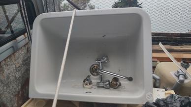 vasca lavandino ceramica rubinetto bianco 