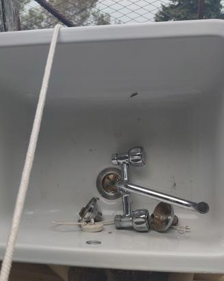 vasca lavandino ceramica rubinetto bianco 