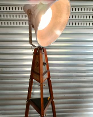 lampada a piantana stile idustriale