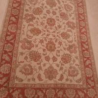 Tappeto rettangolare artigianale.