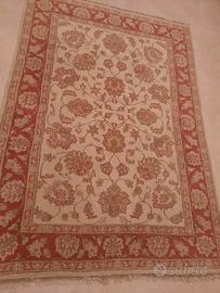 Tappeto rettangolare artigianale.