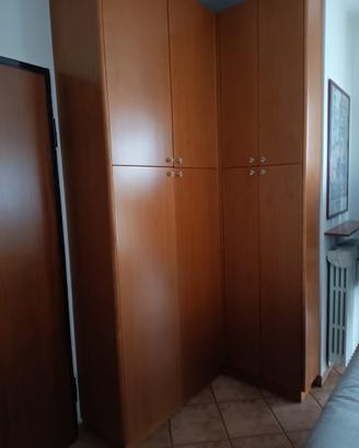 Mobile angolare in legno – 8 ante, maxi spazio