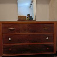 cassettiera in legno con specchiera