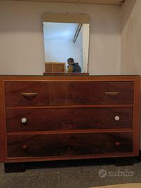 cassettiera in legno con specchiera