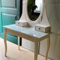 tavolo con specchio toeletta Ikea Hemnes