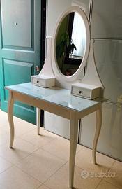 tavolo con specchio toeletta Ikea Hemnes