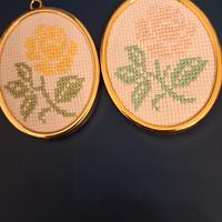 N.2 cornici in plastica dorata ricamo a mano 