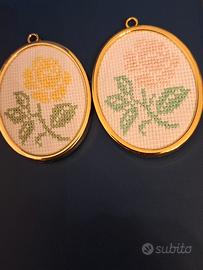 N.2 cornici in plastica dorata ricamo a mano 