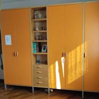 Camera completa moderna in legno e arancione