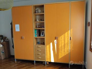 Camera completa moderna in legno e arancione