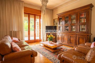 VILLA SINGOLA CON BOX TRIPLO E AMPIO GIARDINO