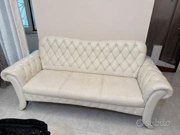 Divano in pelle con poltrone