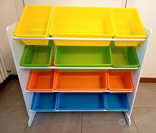 scaffale per giochi con ceste colorate 