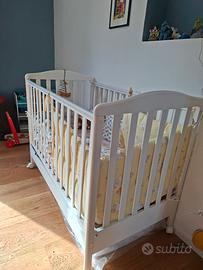 lettino bianco con sponda abbassabile e regolazion