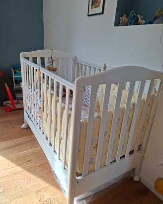 lettino bianco con sponda abbassabile e regolazion