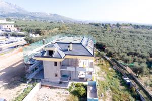 Fabbricato di 600 mq con 7.300 mq di terreno