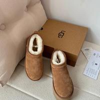 Stivali da neve con tacco alto da donna UGG.37
