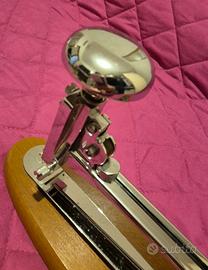  una cucitrice o pinzatrice/spillatri